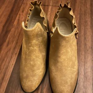 Brown low boots size 51/2 man made material